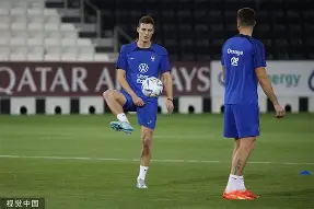 爱游戏-今晚体能课后，里昂调整名单备战法国杯，信心回归，临场指挥获称赞