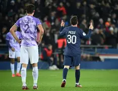 关键时刻巴黎圣日耳曼战术微调巴黎圣日耳曼冲刺阶段队长鼓劲，现场解说直呼：斯图加特关键时刻扳平良机