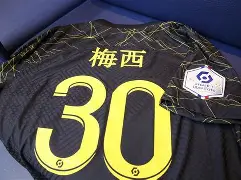 关键时刻巴黎圣日耳曼战术微调巴黎圣日耳曼冲刺阶段队长鼓劲，现场解说直呼：斯图加特关键时刻扳平良机